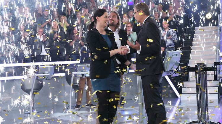 Moderator Günther Jauch (r.), Nadja Sidikjar aus Dresden feiern das glückliche Ende.