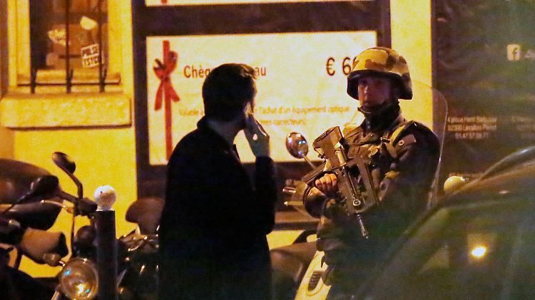 Terror in der Pariser Innenstadt: Schwer bewaffnete Einsatzkräfte des französischen Militärs sichern Kreuzungen und Ausfallstraßen ab.