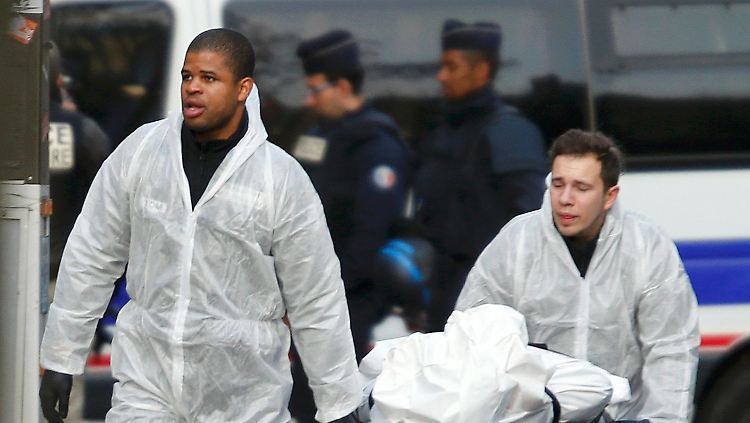 Eines der Opfer wird am Samstagmorgen aus der Konzerthalle Bataclan gebracht.