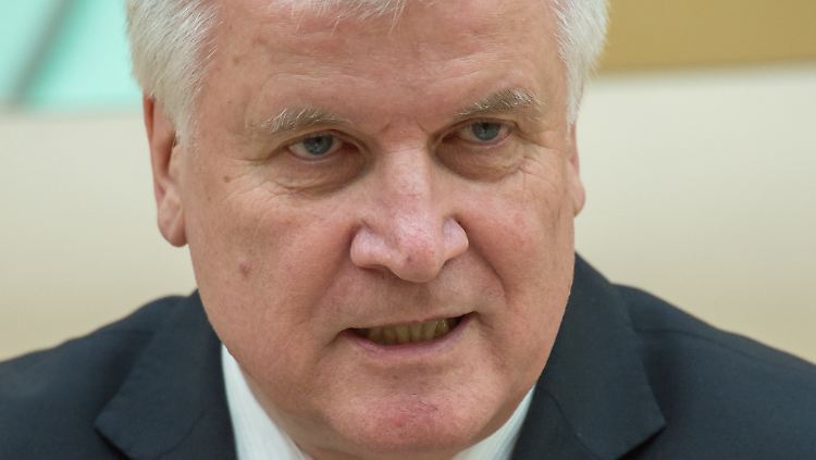 CSU-Chef Horst Seehofer will für mehr Grenzkontrollen notfalls auch mehr Personal einstellen.