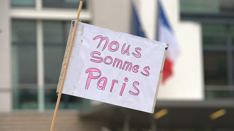 "Wir sind Paris": Am Pariser Platz in Berlin zeigen viele Menschen ihre Trauer, aber auch Wut und Trotz.