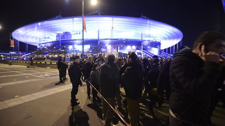 Das Fußballstadion Stade de France am Tag der Anschläge. Hier soll auch das Finale der Europameisterschaft 2016 ausgetragen werden.
