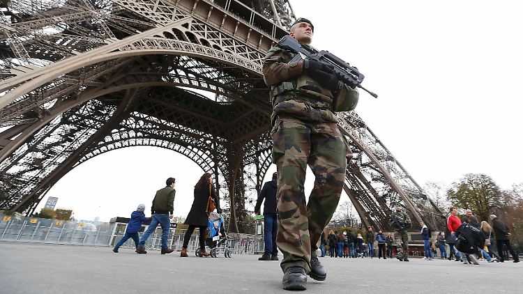 Soldat in Paris. "Es wird Veränderungen geben, es wird viele Diskussionen geben – aber Gott sei Dank werden wir irgendwann zum Alltag zurückkehren."