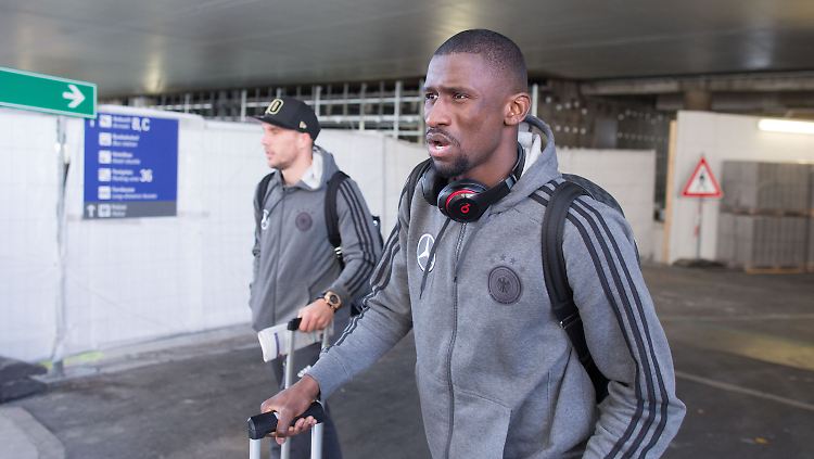 Lukas Podolski und Antonio Rüdiger verlassen den VIP-Bereich  im Frankfurter Flughafen.