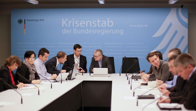 Staatsekretär Stephan Steinlein (Mitte) leitete am Samstag die Krisensitzung im Auswärtigen Amt.