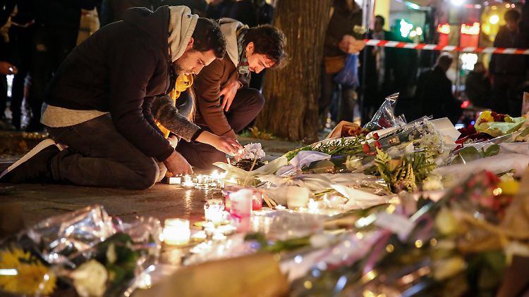 Blumen und Kerzen vor der Konzerthalle, in der Terroristen am Freitag ein Massaker verübt haben.