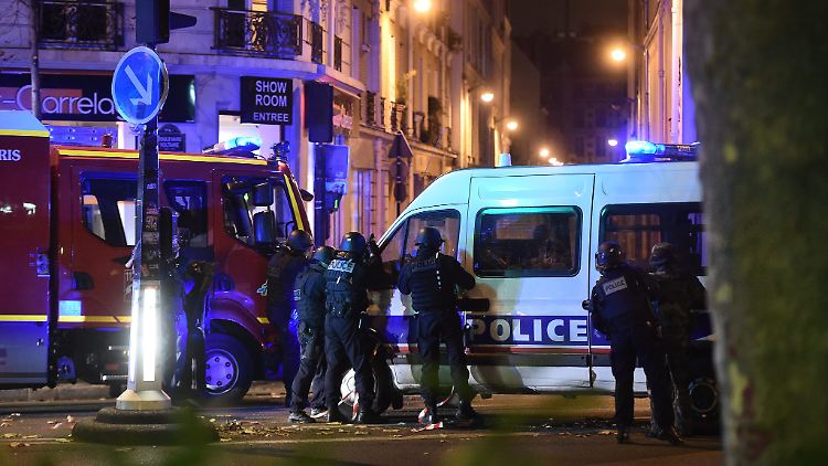 Polizisten vor dem Bataclan