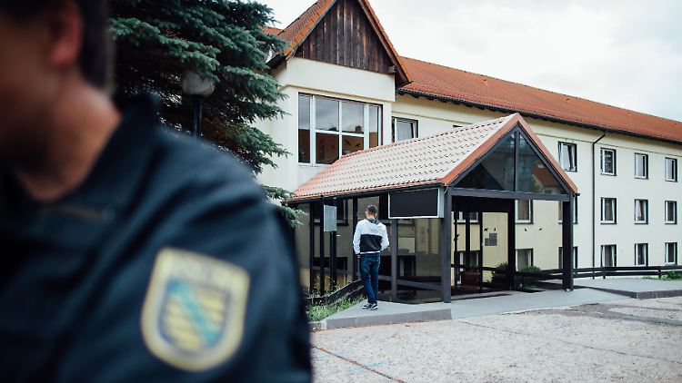Flüchtlingsheim in Freital: Hier stehen die Flüchtlinge bereits unter besonderem Schutz.