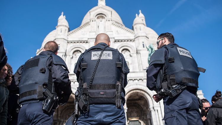 Polizisten bewachen die Basilika Sacre Coeur in Paris. 