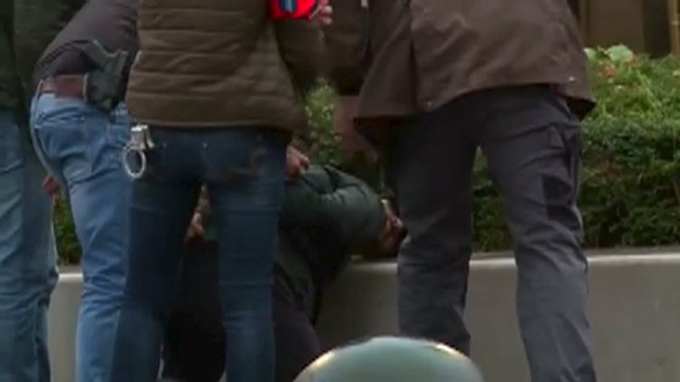 Bei der Razzia in Molenbeek wurden mindestens fünf Verdächtige festgenommen. Einer von ihnen soll zur Tatzeit in Paris gewesen seinl.