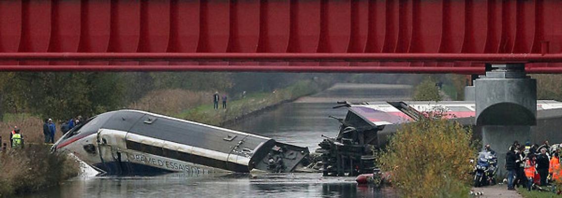 Zwei Triebwagen und sechs Waggons stürzten in den Rhein-Marne-Kanal.