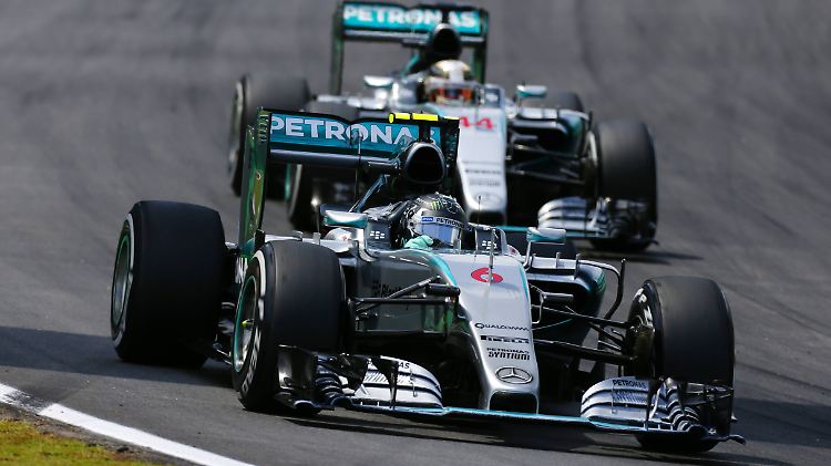 Während des kompletten Rennens behauptete Rosberg seinen ersten Platz  gegen Teamkollege Hamilton.