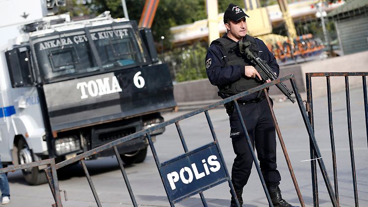 Türkische Sicherheitskräfte sichern nach dem Doppelschlag von Ankara eine Straße. 