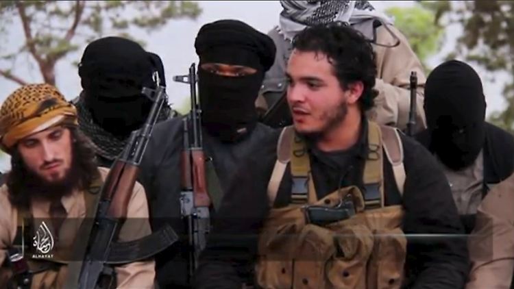 Der IS verbreitete nach den Anschlägen ein Video. Eine der Personen nennt sich darin Abu Salman (2.v.r).