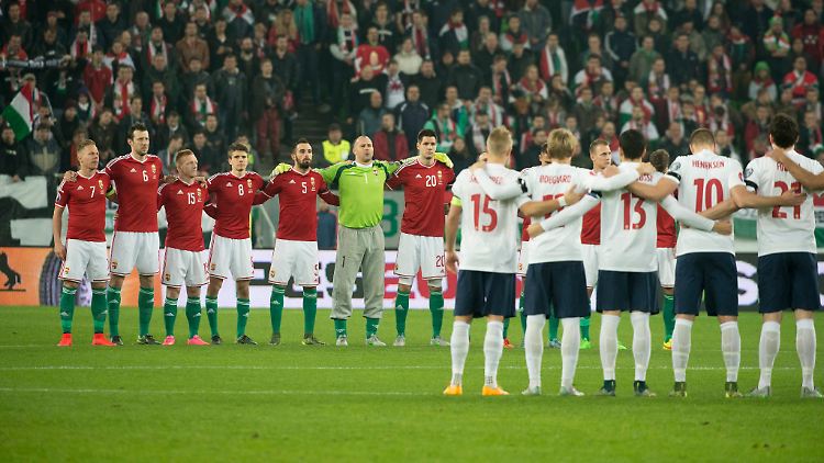 Vor dem Spiel hielten beide Mannschaften für eine Schweigeminute inne.