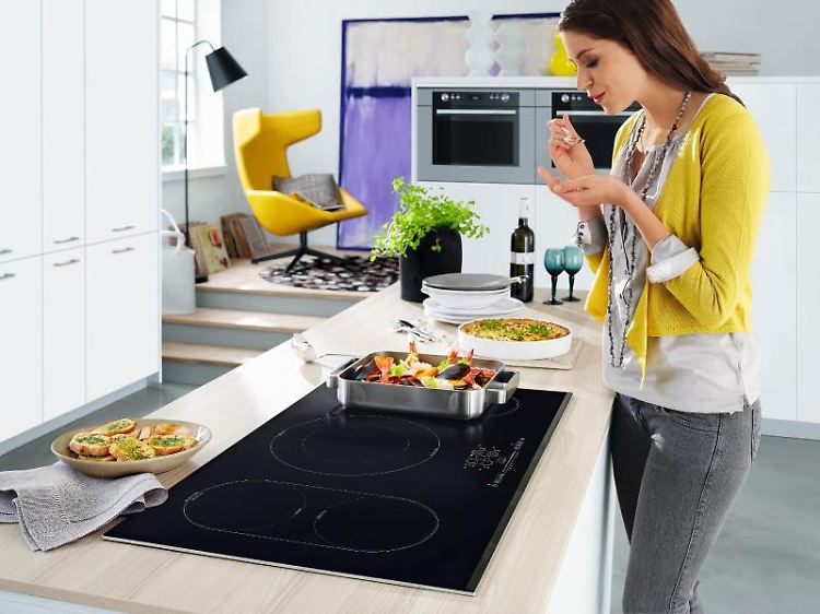 Heute werden Gas- und Induktionsfelder zum Kochen gerne kombiniert - und somit die Vorteile beider Varianten genutzt.