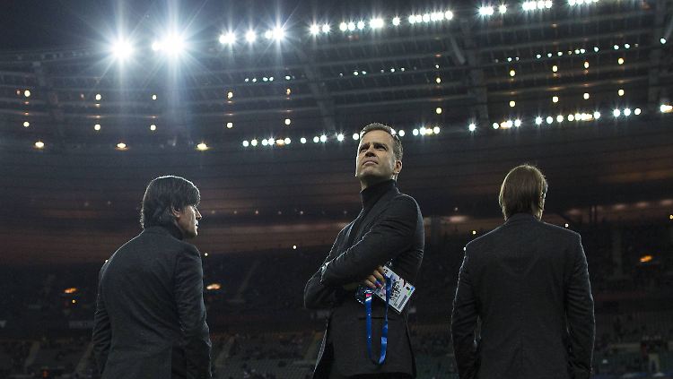 Fußballspiel im Schatten des Terrors: Löw, Bierhoff und Assistenz-Trainer Thomas Schneider im Stade de France (v.l.).