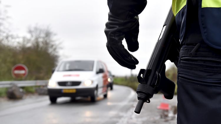 Terror-Planer auf der Flucht? Schwer bewaffnete Beamte kontrollieren den Grenzverkehr.