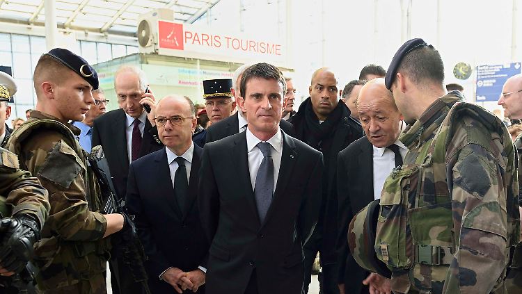 Premierminister Valls auf Truppenbesuch - mitten in der französischen Hauptstadt.