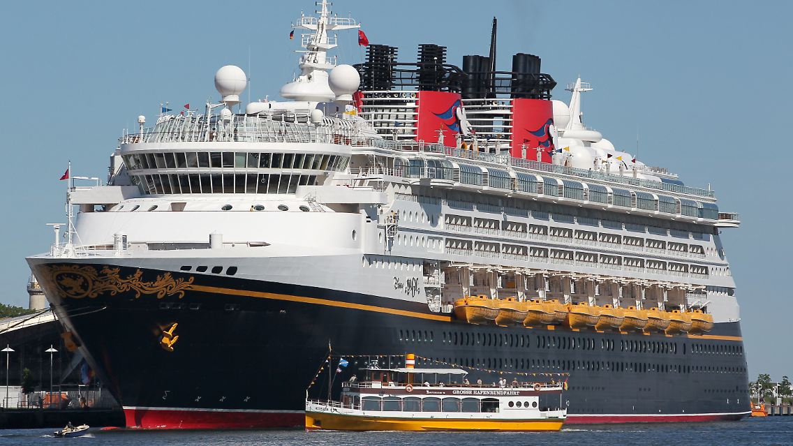 Der Luxusliner "Disney Magic" der Reederei Disney Cruises hatte im Juni 2010 zum ersten Mal im Ostseebad Warnemünde festgemacht.