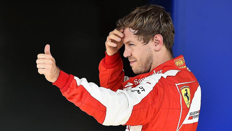 Daumen hoch für den Angriff auf Mercedes: Sebastian Vettel will mit Ferrari den WM-Titel in der Formel 1.