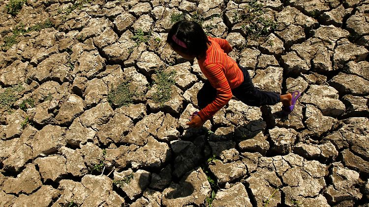 Teils trocknen Landstriche aufgrund der Klimaerwärmung vollkommen aus - wie auf den Philippinen (s. Bild) - teils werden aufgrund des steigen Meeresspiegels Inselgruppen überschwemmt.