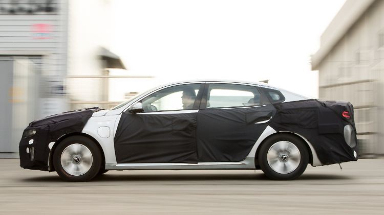 Mit einer Batteriefüllung bringt es der Kia Optima als Plug-in-Hybrid auf 40 Kilometer, bis der Verbrenner sich zuschaltet.