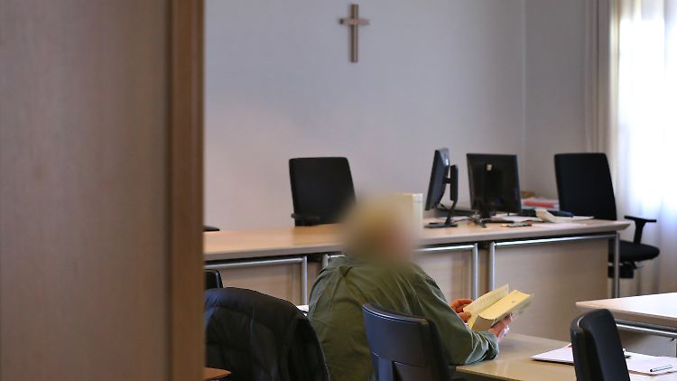 Der Angeklagte soll mehrfach Minderjährige mit einer Rute geprügelt haben