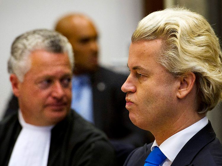 Für die neue Regierung ist er unerlässlich, ein geistiger Brandstifter ist Wilders (r, mit Anwalt Moszkowicz) trotzdem.