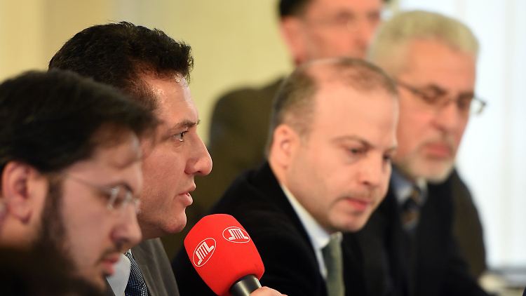 Die Vertreter der Islam-Verbände Bekir Altas (Islamrat), Zekeriya Altug (DITIB), Seyfi Ögütlü (Verband der Islamischen Kulturzentren), Mehmed Jakubovic (Islamische Gemeinschaft der Bosniaken in Deutschland) und Abdullah Uwe Wagishauser (Ahmadiyya, v. l. n. r.).