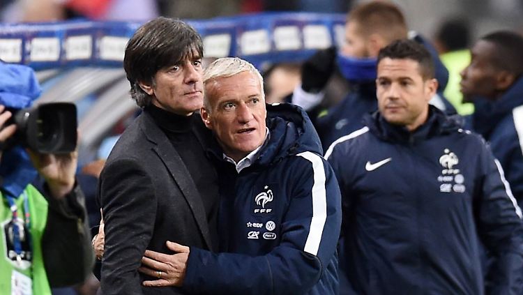 Freitag, 13. November: Der deutsche Trainer Joachim Löw und sein französische Kollege Didier Deschamps umarmen sich im Stade de France.