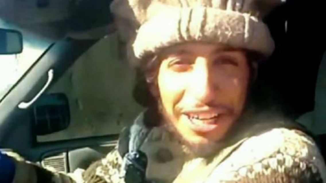 Für die Veröffentlichungen der Terrormiliz ließ sich Abaaoud regelmäßig ablichten. Dieses Bild zeigt einen Ausschnitt aus einem Video, in dem er einen Wagen fährt, der verstümmelte Leichen hinter sich herzieht.