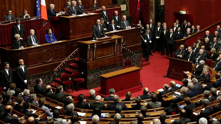 Die Abgeordneten und Senatoren applaudieren Hollande nach seiner Rede.