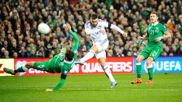 Bosniens Haris Medunjanin (m) in Aktion.