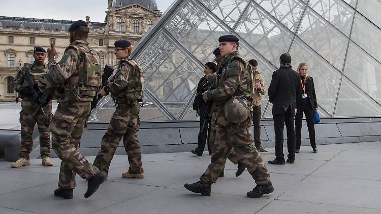 Frankreich im Ausnahmezustand: Sicherheitskräfte vor dem Louvre in Paris.