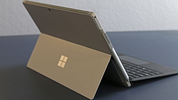 Beim Surface Pro 4 haftet der Pen magnetisch an der Seite.
