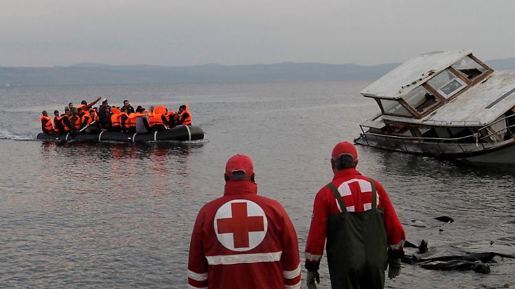 Ein Boot mit Flüchtlingen erreicht die griechische Insel Lesbos - der Pakt mit der Türkei soll diesen Flüchtlingsstrom eindämmen.