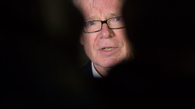 Reinhard Rauball hat nicht nur als Fußballfunktionär Karriere gemacht, sondern auch als umstrittener Geschäftemacher.