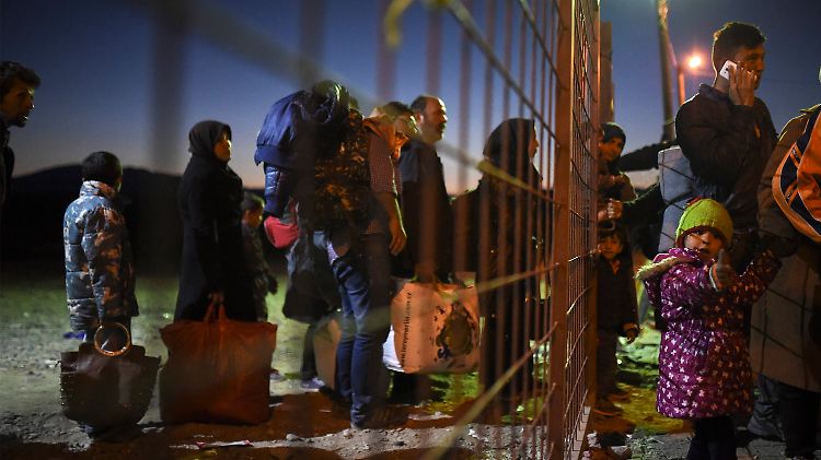 Noch ist es für die Flüchtlinge auf der Balkanroute einfach, den provisorischen Zaun nach Mazedonien zu durchqueren. Das soll sich nun aber ändern.
