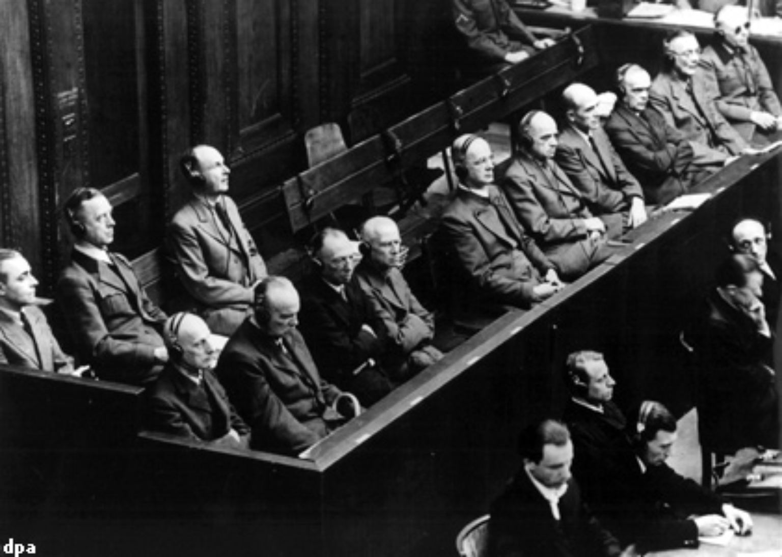 Am 20. November 1945 begannen im Schwurgerichtssaal 600 des Nürnberger Justizpalastes die Prozesse gegen die Hauptkriegsverbrecher der Nazi-Zeit. Die Anklage des Militärtribunals lautete auf Verschwörung, Verbrechen gegen den Frieden, Kriegsverbrechen und Verbrechen gegen die Menschlichkeit.