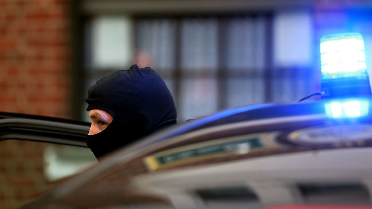 Terrorfahnder durchkämmen den Ort Alsdorf bei Aachen