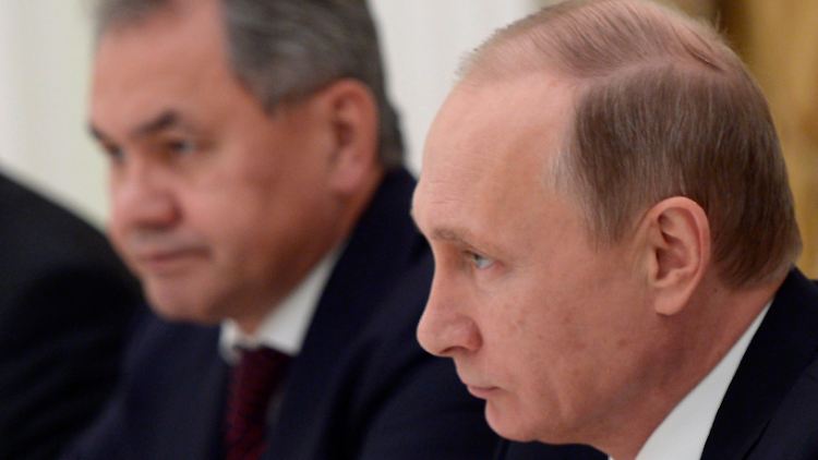 Der russische Präsident Wladimir Putin und sein Verteidigungsminister Sergei Shoigu kündigen eine Kooperation mit Frankreich an.