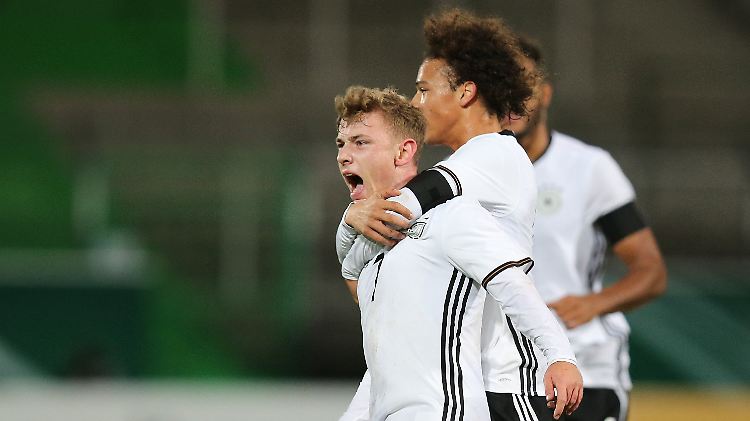 Die Schalke-Spieler Max Meyer (links) und Leroy Sané jubeln