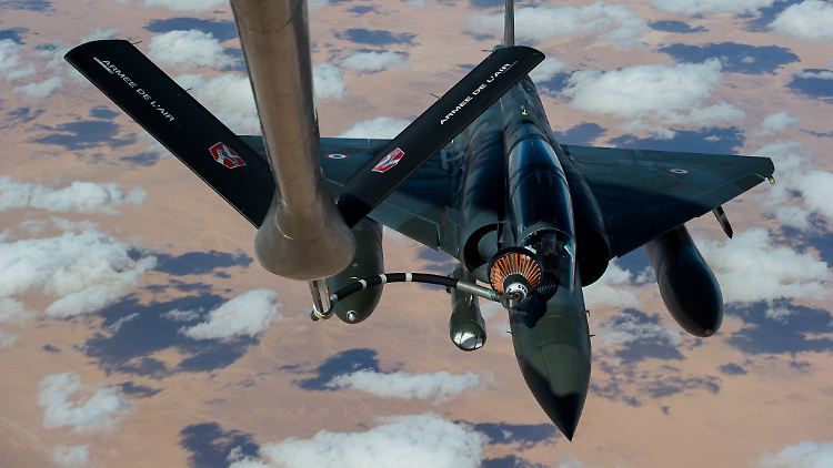 Ein Kampfflugzeug vom Typ Mirage 2000D bei der Luftbetankung.