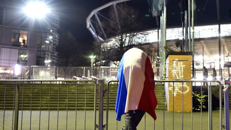 Ein französischer Fan kann nicht fassen, was sich vier Tage nach den Terroranschlägen von Paris ereignet.