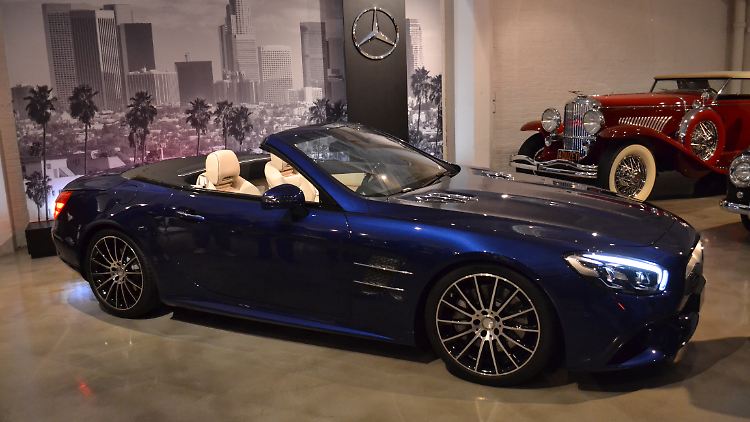 Lange Motorhaube, steiler Kühlergrill und potente Aggregate zeichnen den Mercedes SL aus.