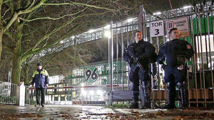 Das Stadion in Hannover wurde von schwer bewaffneten Polizisten bewacht.