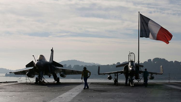 Kampfjets vom Typ "Rafale" (l.) und "Super Etendard" an Bord des Flugzeugträgers "Charles de Gaulle": Das Flaggschiff der französischen Marine bricht vom Stützpunkt Toulon aus zum Kampf gegen den IS auf.