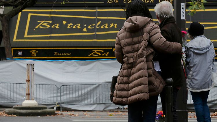 Nach dem Terrorangriff auf das Bataclan mit 89 Toten trauern Pariser vor dem Konzertsaal.