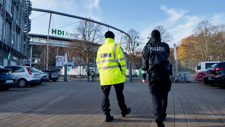 Polizeieinsatz vorm Stadion in Hannover.
